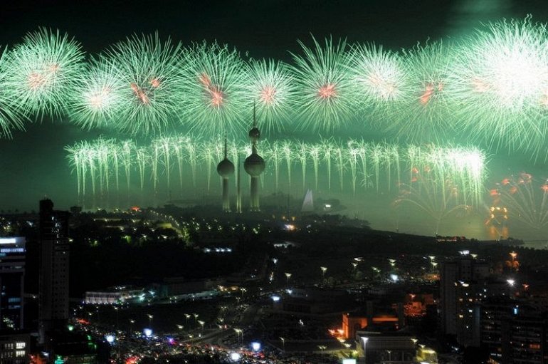 Посмотреть фотографии большого фейерверка в Кувейте