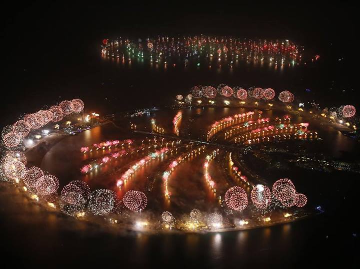 Фото большого фейерверка в ОАЭ смотреть