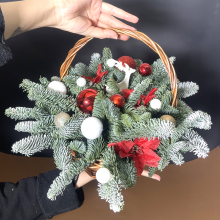 Новогодняя композиция в корзине из живых веток пихты Нобилис Новогодняя композиция в корзине из живых веток пихты Нобилис