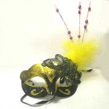 Карнавальная маска Черная с золотом желтое перо